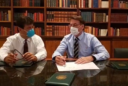 Coronavírus: Bolsonaro e Mandetta usam máscaras em live no Facebook