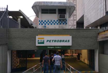 Agentes da PF cumprem mandados de busca e apreensão na sede da Petrobras
