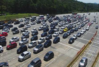 Rodovia dos Imigrantes registrou fluxo intenso em direção ao litoral