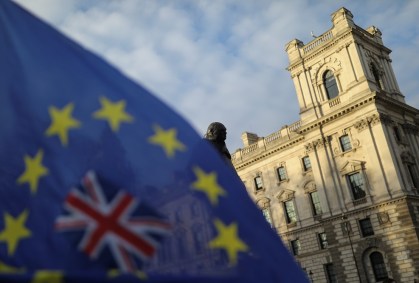 Bandeiras do Reino Unido e União Europeia no lado externo do parlamento