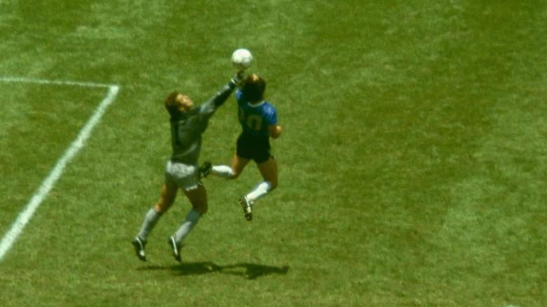 "Mão de Deus": Gol de mão de Maradona em Peter Shilton, que ajudou a eliminar a Inglaterra na Copa do Mundo do México, em 1986 / Foto: Divulgação