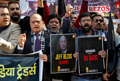 Lojistas indianos protestam contra a Amazon.