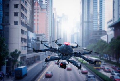 Drone sobrevoa cidade / Imagem de arquivo