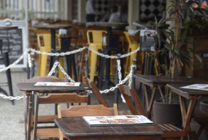 Bares e restaurantes de Botafogo fechados no horário do almoço, no Rio de Janeir