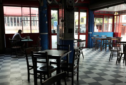 Cliente em bar vazio em São Paulo