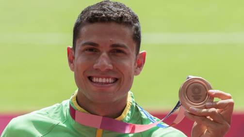 Depois de conquistar a medalha de bronze no salto com vara na terça-feira (3), Thiago Braz subiu ao pódio nesta quarta-feira (4) (04/08/2021)