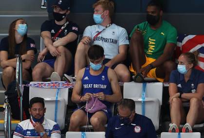 Tom Daley fez casaco para cachorro durante disputa de final olímpica em Tóquio