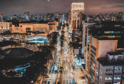 Imagem aérea noturna de trecho da Avenida Brigadeiro Faria Lima, no centro expandido de São Paulo, no sentido do Largo da Batata