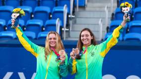 Laura Pigossi (E) e Luisa Stefani durante cerimônia de premiação do tênis