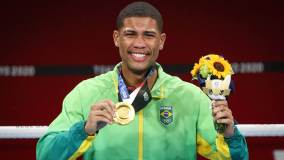 Brasileiro exibe orgulhoso a medalha de ouro conquistada nas Olimpíadas de Tóquio
