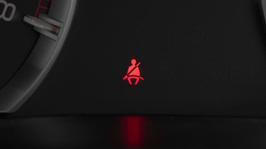 Luz do cinto de segurança no painel do carro / Imagem: Shutterstock/SuPatMaN