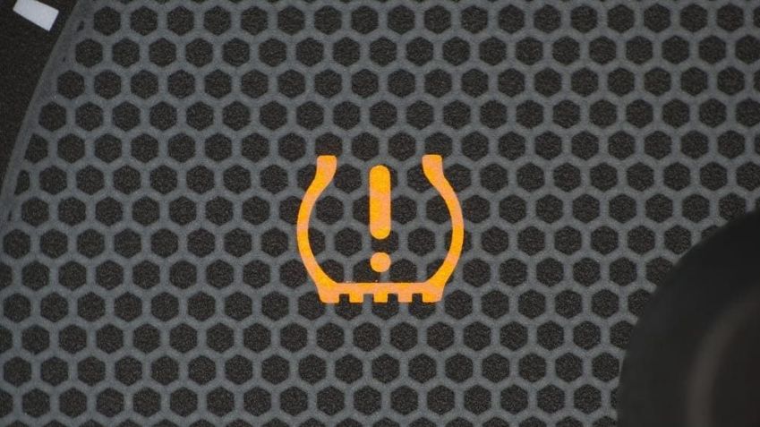 Luzes do monitor de pressão dos pneus / Imagem: Shutterstock/otomobil