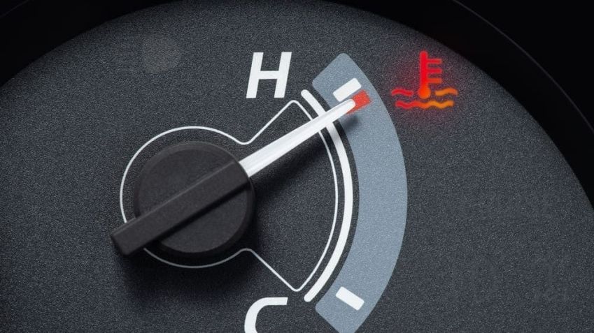 Luz de temperatura do motor / Imagem: Shutterstock/Santi S