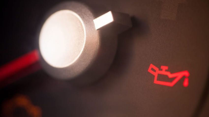 Luz sobre óleo no painel do carro / Imagem: Shutterstock/Alexandru Nika