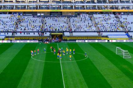 Jogadores de Brasil e Argentina no centro do Campo