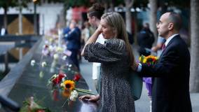 Civis choram no Memorial do 11 de setembro, em Nova York, antes da cerimônia do 20º aniversário dos atentados