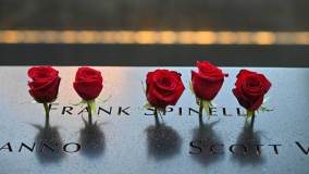 Rosas depositadas no nome de Frank Spinelli no memorial do 11 de Setembro, em Nova York