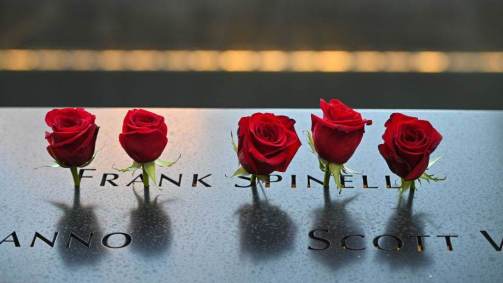 Rosas depositadas no nome de Frank Spinelli no memorial do 11 de Setembro, em Nova York