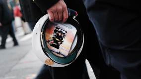 Norte-americano carrega foto de uma bombeira vítima dos ataques de 11/9 dentro de quepe militar