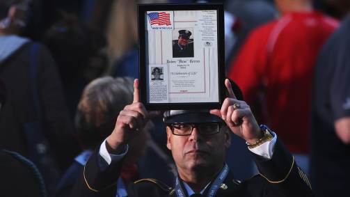 Em uniforme militar, norte-americano segura cartaz com o nome de Ruben Correa, umas das vítimas do 11 de Setembro