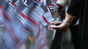 Pessoas tocam no memorial do 11/9, em Nova York; ataques terroristas deixaram quase 3 mil mortos