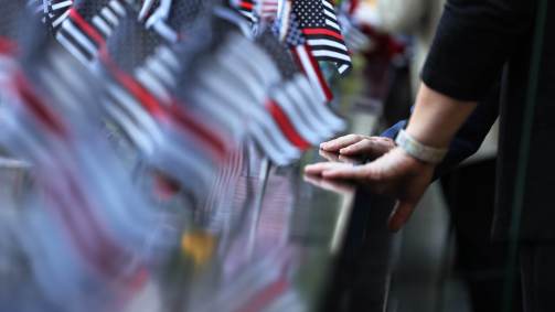Pessoas tocam no memorial do 11/9, em Nova York; ataques terroristas deixaram quase 3 mil mortos