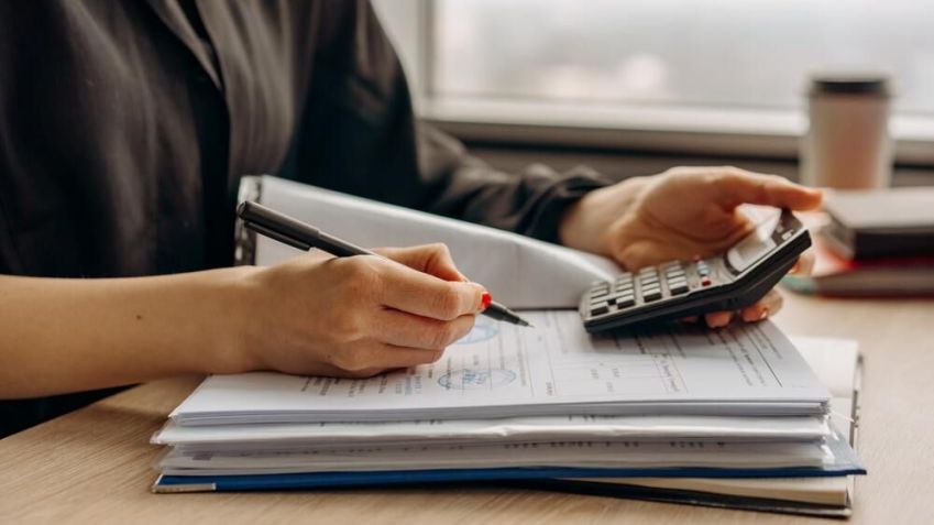 Como é feito o cálculo da rescisão indireta do contrato de trabalho? / Imagem: Pexels/Mikhail Nilov