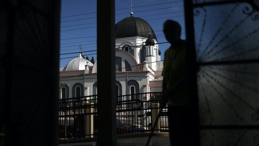 Meroslawa Krevei, curadora de museus de ascendência ucraniana, caminha ao longo da entrada do Instituto de Catecismo Sagrado Coração de Jesus / Pilar Olivares/Reuters (26.fev.2022)