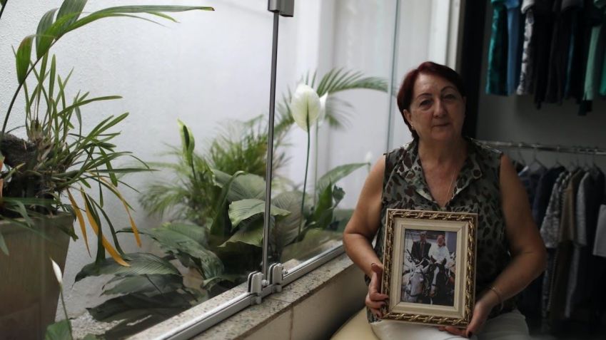 Nadia Rurak Techy com uma foto de seus pais / Pilar Olivares/Reuters (24.fev.2022)