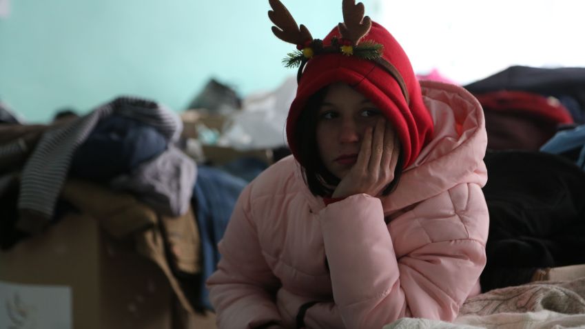 Criança retirada de região de Mariupol aguarda em abrigo na província de Donetsk, no leste da Ucrânia / Leon Klein/Anadolu Agency via Getty Images