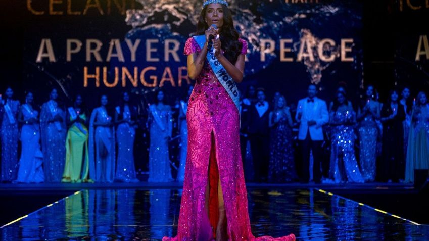 Miss World 2019, Toni-Ann Singh canta durante o concurso em San Juan, nessa quarta-feira (16) / AFP via Getty Images