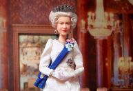 Rainha Elizabeth II ganha boneca Barbie própria em homenagem ao Jubileu de Platina