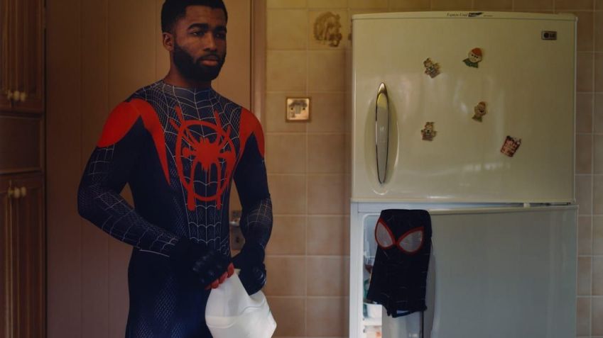 Homem-Aranha é visto fazendo atividades cotidianas/ Thurstan Redding
