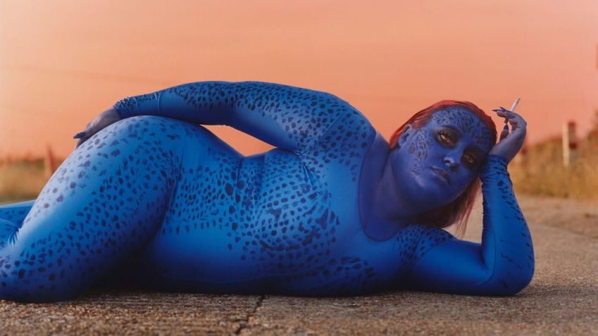 Mística, dos X-Men, é fotografada deitada no chão/ Thurstan Redding