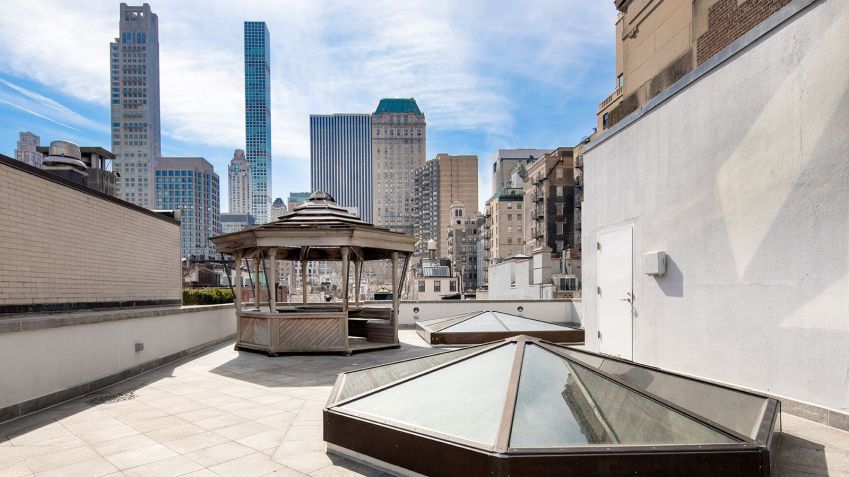 O terraço na cobertura possui um gazebo e oferece vista para o centro de Manhattan / © Travis Mark www.travismark.co