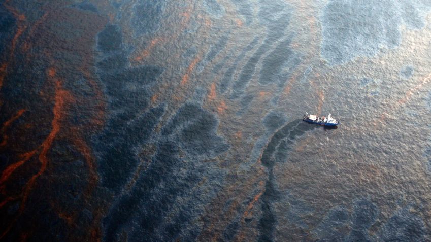 Navio coleta vazamento de petróleo no Golfo do México em 2010 / Getty Images