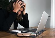 Falar mal da empresa nas redes sociais pode levar a demissão por justa causa; entenda