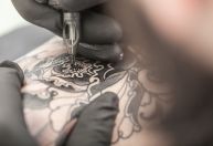 Rede de hotéis vai pagar funcionários na Europa para fazerem tatuagens