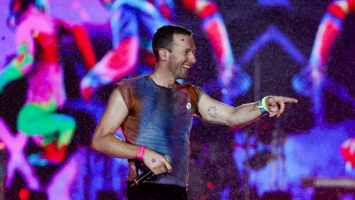 Chris Martin, do Coldplay, se apresenta na chuva no Palco Mundo do Rock in Rio de 2022, no dia 10 de setembro.