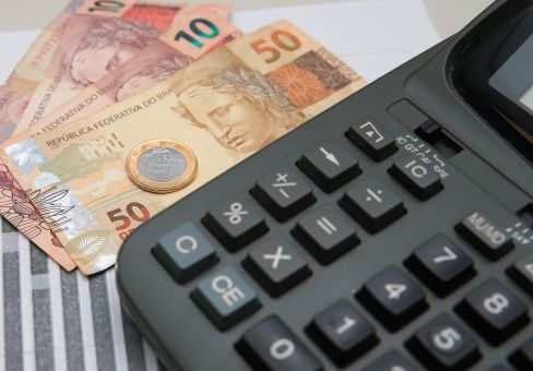 Fiscal e eleições reforçam ceticismo