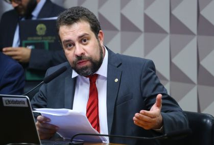 O deputado Guilherme Boulos (PSOL-SP) durante comissão sobre o Minha Casa, Minha Vida