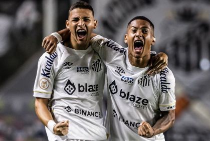 Deivid Washington e Ângelo comemoram gol do Santos