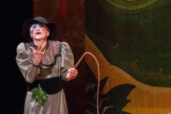 Zé Celso atuando como Dona Poloca em ensaio de &quot;O Rei da Vela&quot;, de Oswald de Andrade, no teatro Paulo Autran, em São Paulo, em outubro de 2017. Ele também foi diretor da remontagem da peça.