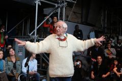 O diretor de teatro Zé Celso fala ao público durante audiência pública no Teatro Oficina, em São Paulo, para discutir a aprovação da Condephaat para a construção de duas torres comerciais ao lado do teatro., em setembro de 2013.