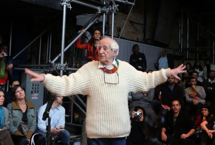 O diretor de teatro Zé Celso fala ao público durante audiência pública no Teatro Oficina, em São Paulo, para discutir a aprovação da Condephaat para a construção de duas torres comerciais ao lado do teatro., em setembro de 2013.