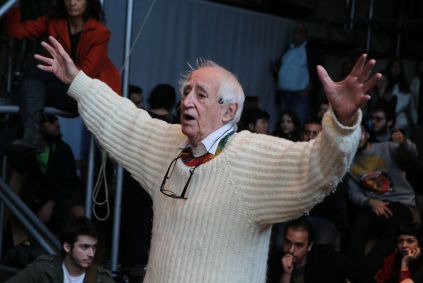 O diretor de teatro Zé Celso fala ao público durante audiência pública no Teatro Oficina, em São Paulo, para discutir a aprovação da Condephaat para a construção de duas torres comerciais ao lado do teatro., em setembro de 2013.