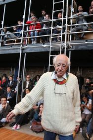 O diretor de teatro Zé Celso fala ao público durante audiência pública no Teatro Oficina, em São Paulo