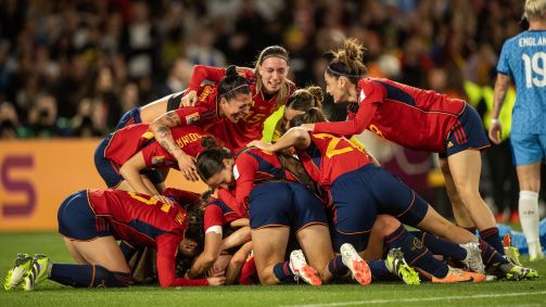 Jogadoras da Espanha comemoram o título sobre a Inglaterra