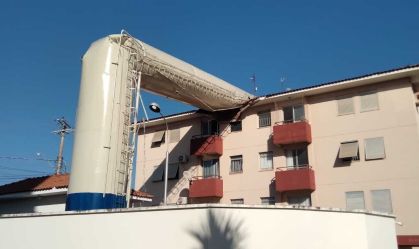 Caixa d'água de 24 metros de altura desaba em cima de prédio no interior de SP
