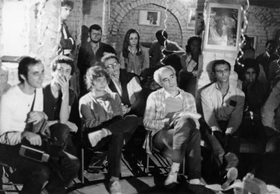 Parte do grupo do Teatro Oficina reunida com um de seus fundadores, José Celso Martinez Corrêa, mais conhecido como Zé Celso (2º à dir.).